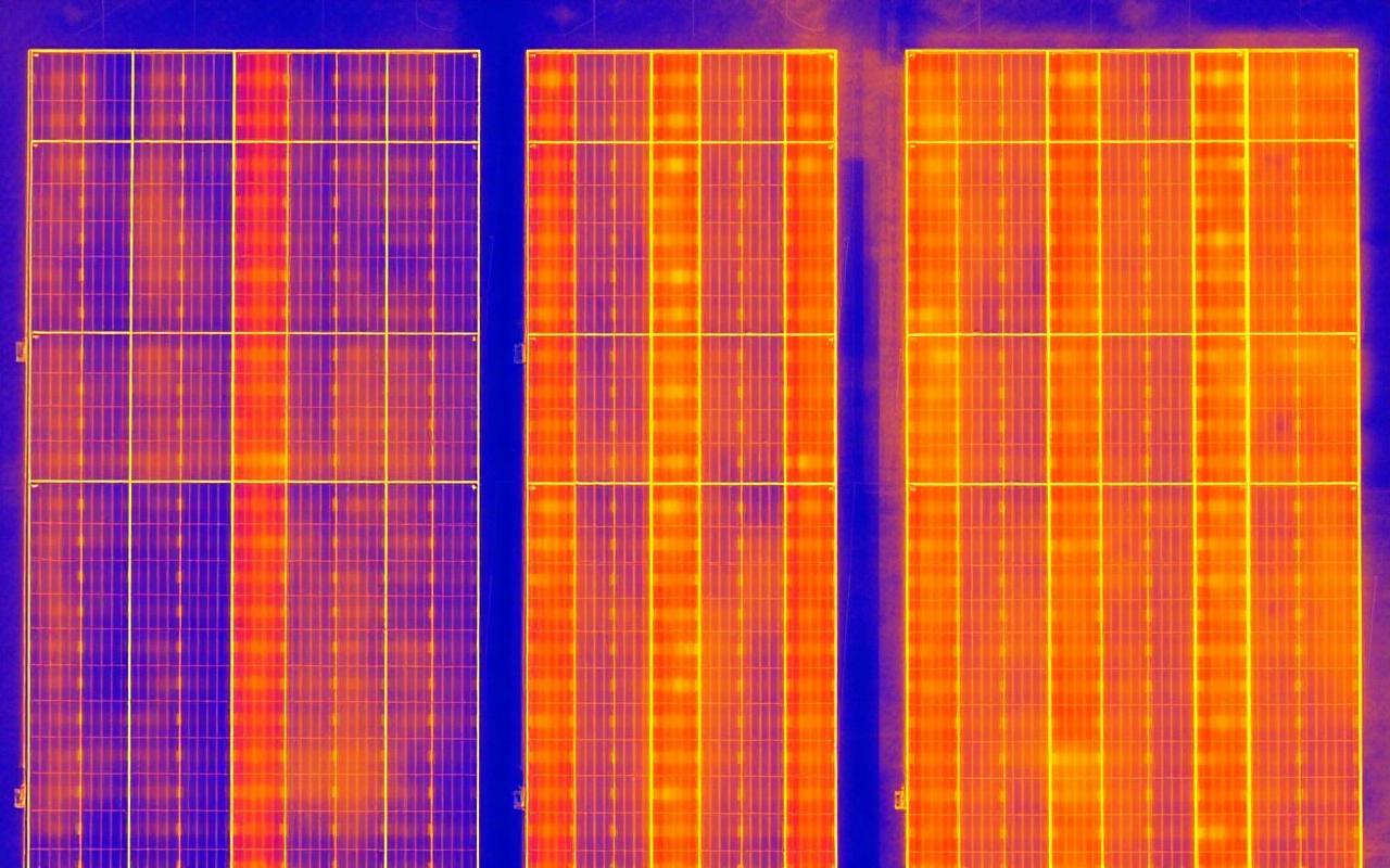 Thermisches Wärmebild eines PV-Modulfeldes mit Hotspots